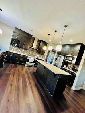 Jääkaappi, mikroaaltouuni, liesi, astianpesukone