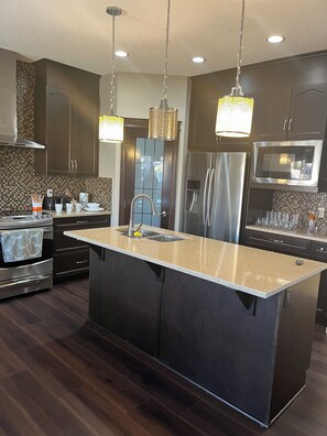 Fridge, microwave, stovetop, dishwasher