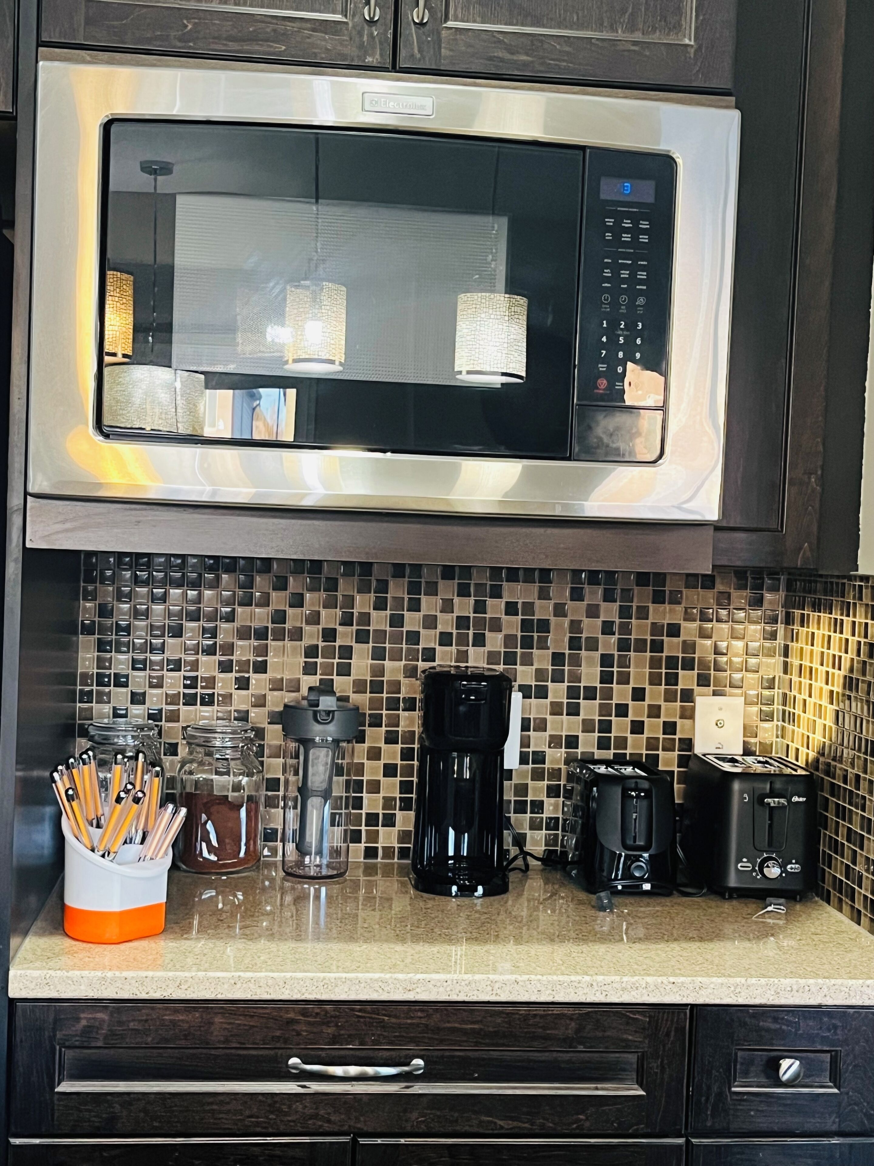 Jääkaappi, mikroaaltouuni, liesi, astianpesukone