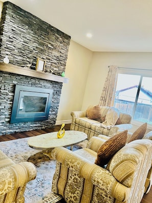 Smart TV, fireplace