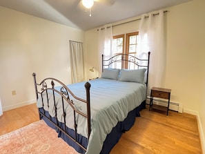 3 bedrooms, desk, iron/ironing board, free WiFi