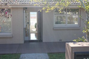 Large deck at the front of the house for easy access. - Sunset on Tamar (Legana)