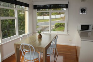 Sunny dining room - Sunset on Tamar (Legana)