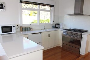 Fridge, microwave, oven, stovetop - Sunset on Tamar (Legana)