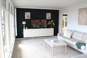 Unclassified image, 4 of 49, button