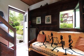 บ้านพัก, วิวสวน | บริเวณนั่งเล่น | ทีวีจอแบน 32 นิ้ว พร้อมช่องเคเบิล
