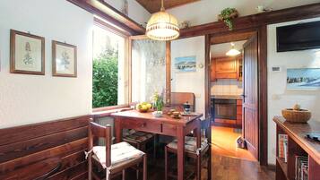 House, Garden View | Private kitchen | Fridge, microwave, oven, stovetop