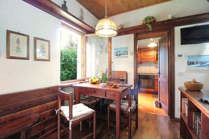 House, Garden View | Private kitchen | Fridge, microwave, oven, stovetop - Chalet Giove (Belluno)