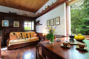 House, Garden View | Living area | 32-inch flat-screen TV with cable channels