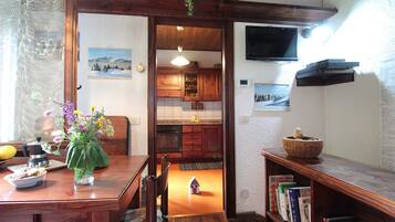 House, Garden View | Private kitchen | Fridge, microwave, oven, stovetop