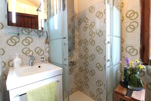 Casa, vista giardino | Bagno | Doccia, asciugacapelli, asciugamani
