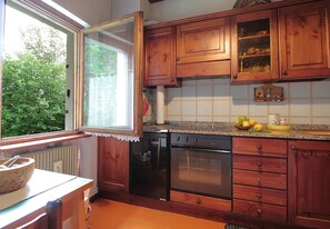 Casa, vista para o jardim | Cozinha privada | Geladeira, micro-ondas, fogão, cooktop