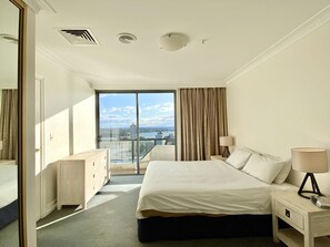1 室のベッドルーム、セーフティボックス (室内)、デスク、アイロン / アイロン台