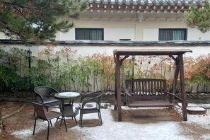 Outdoor dining - Adam Guesthouse (Gyeongju)