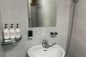 Free toiletries - Adam Guesthouse (Gyeongju)