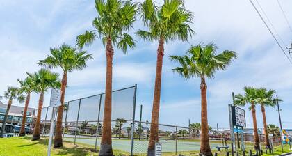 A Reel Paradise. Hot tub, Close to the Beach and Marina
