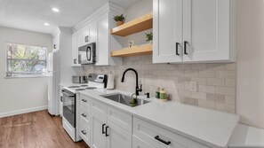 Fridge, microwave, oven, stovetop - Lake Hunter Haven-Min to Baseball Armory/FSC/SEU (Lakeland)
