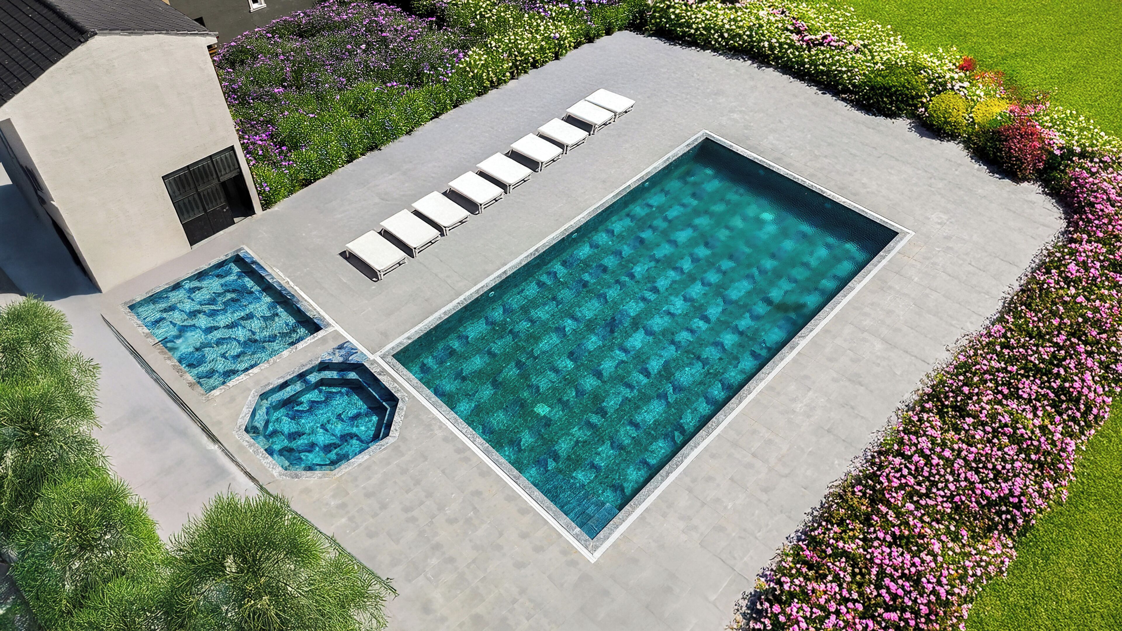 Inomhuspool, en säsongsöppen utomhuspool, parasoller och solstolar