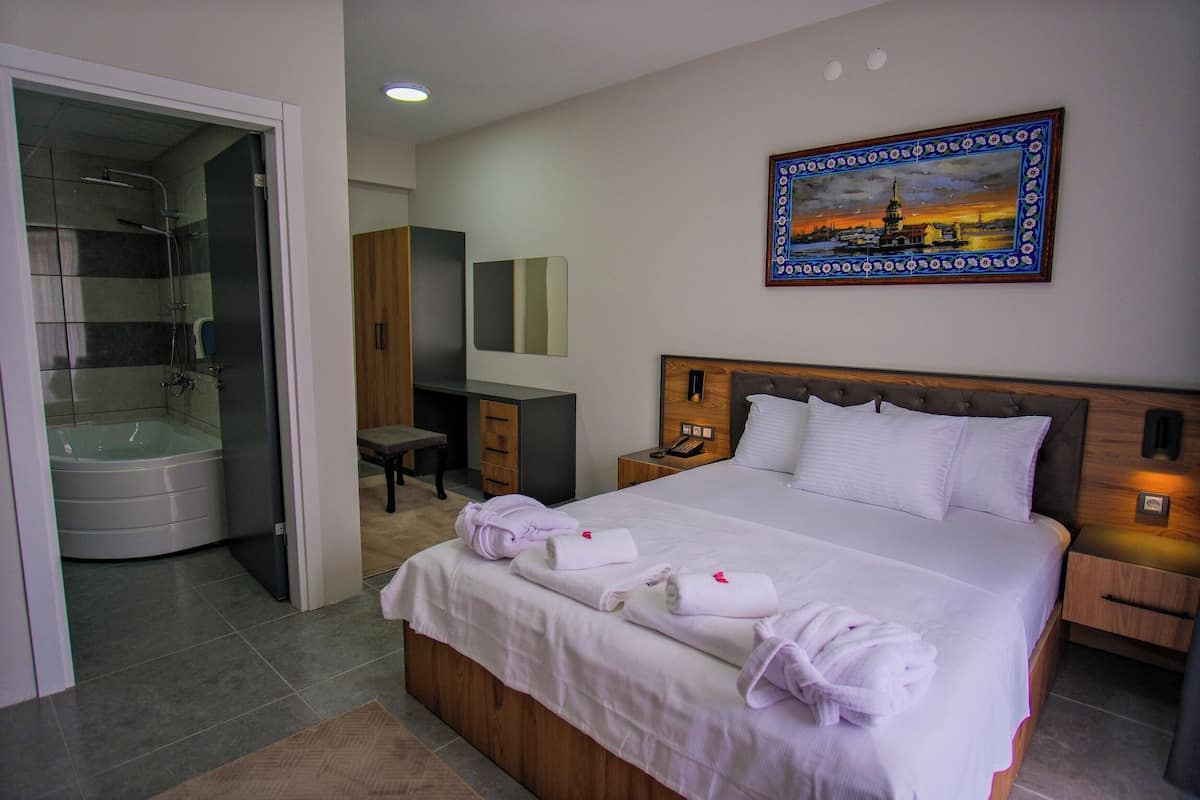 Suite | Minibar, desk, free cots/infant beds, free rollaway beds