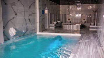 Sisäuima-allas, kauden mukainen ulkouima-allas, aurinkovarjoja