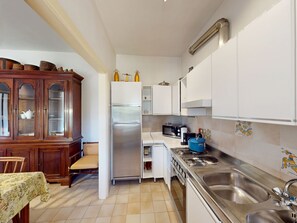 Fridge, oven, coffee/tea maker, toaster