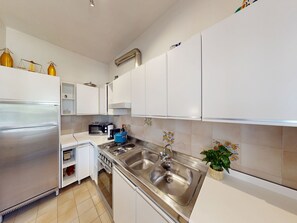 冷蔵庫、オーブン、コーヒー / ティーメーカー、トースター