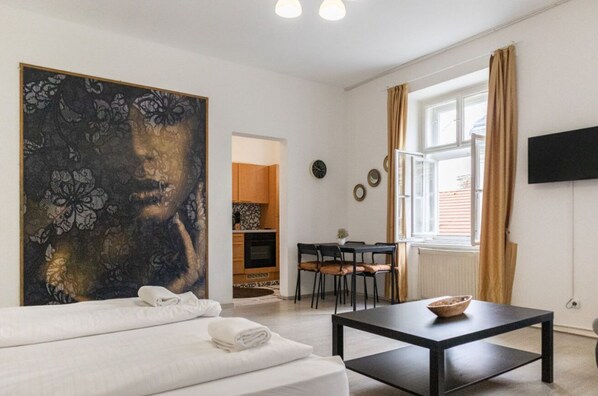 3 habitaciones, tabla de planchar con plancha, wifi y ropa de cama 