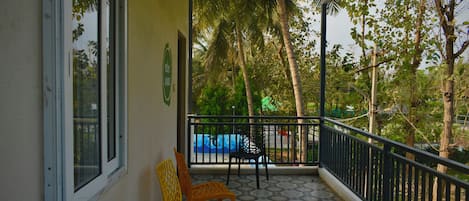 Quarto quádruplo clássico, varanda, vista para a piscina | Vista da sacada