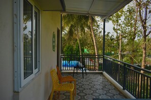 Quarto quádruplo clássico, varanda, vista para a piscina | Vista da sacada