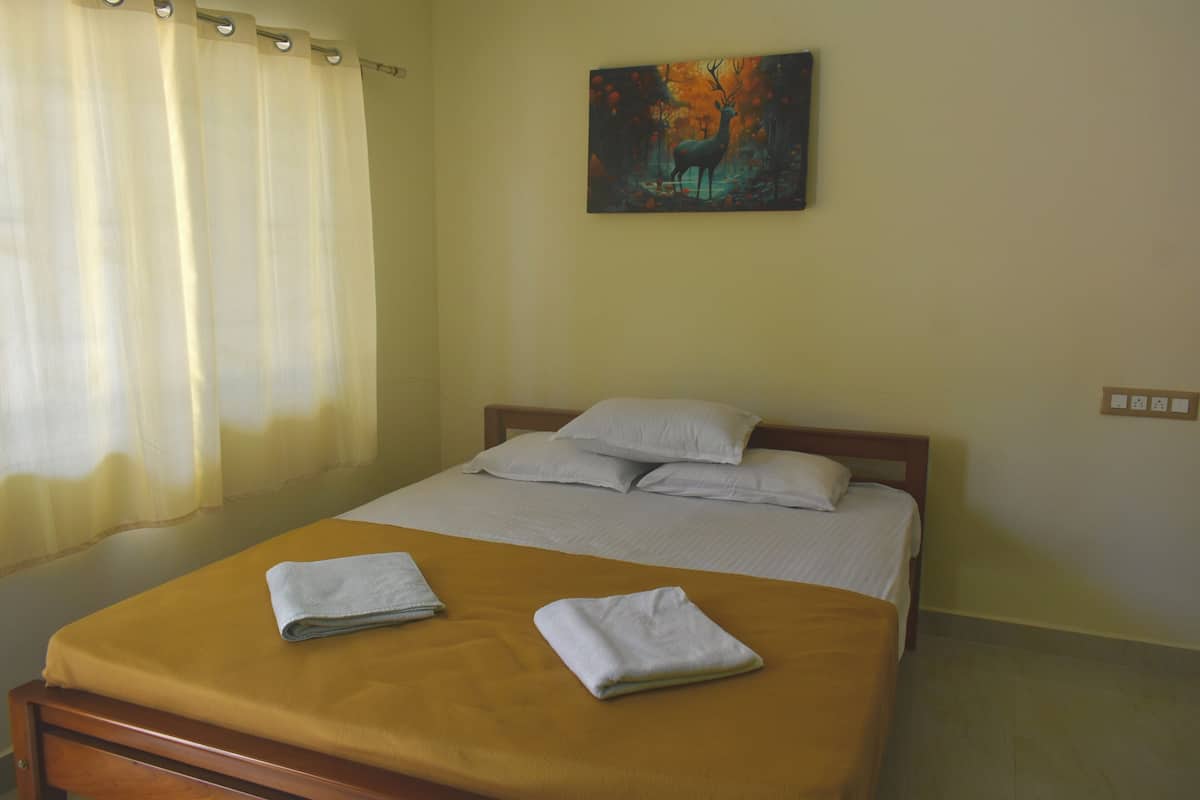 Escritorio, wifi gratis y ropa de cama