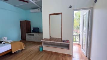 Kamar Double Deluks, balkon, pemandangan kolam renang | Meja kerja, Wi-Fi gratis, dan seprai linen