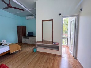 Escritorio, wifi gratis y ropa de cama 