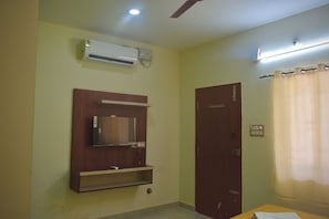 Deluxe Double Room, Balcony, Pool View | Desk, free WiFi