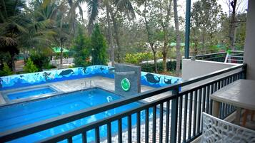 Kamar Double Deluks, balkon, pemandangan kolam renang | Pemandangan balkon