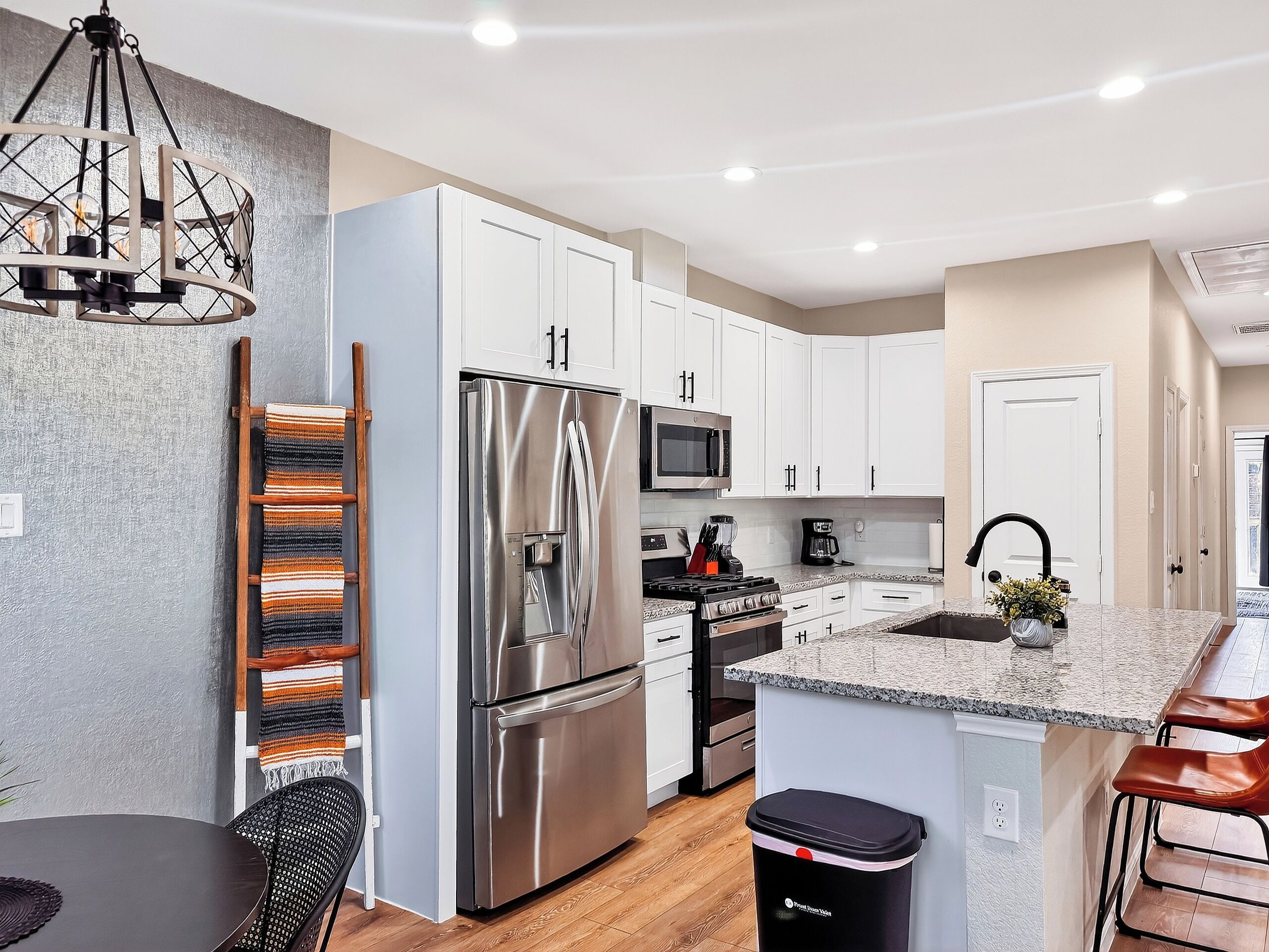 Frigorífico, microondas, horno y placa de cocina