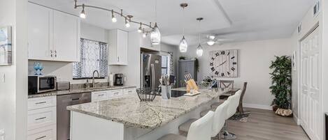 Refrigerador, microondas, horno y lavavajillas