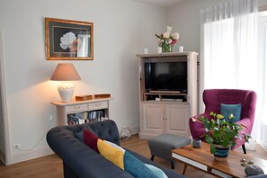 Fernseher, Kamin, Tischtennisplatte