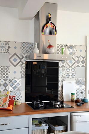 Geladeira, micro-ondas, fogão, cooktop