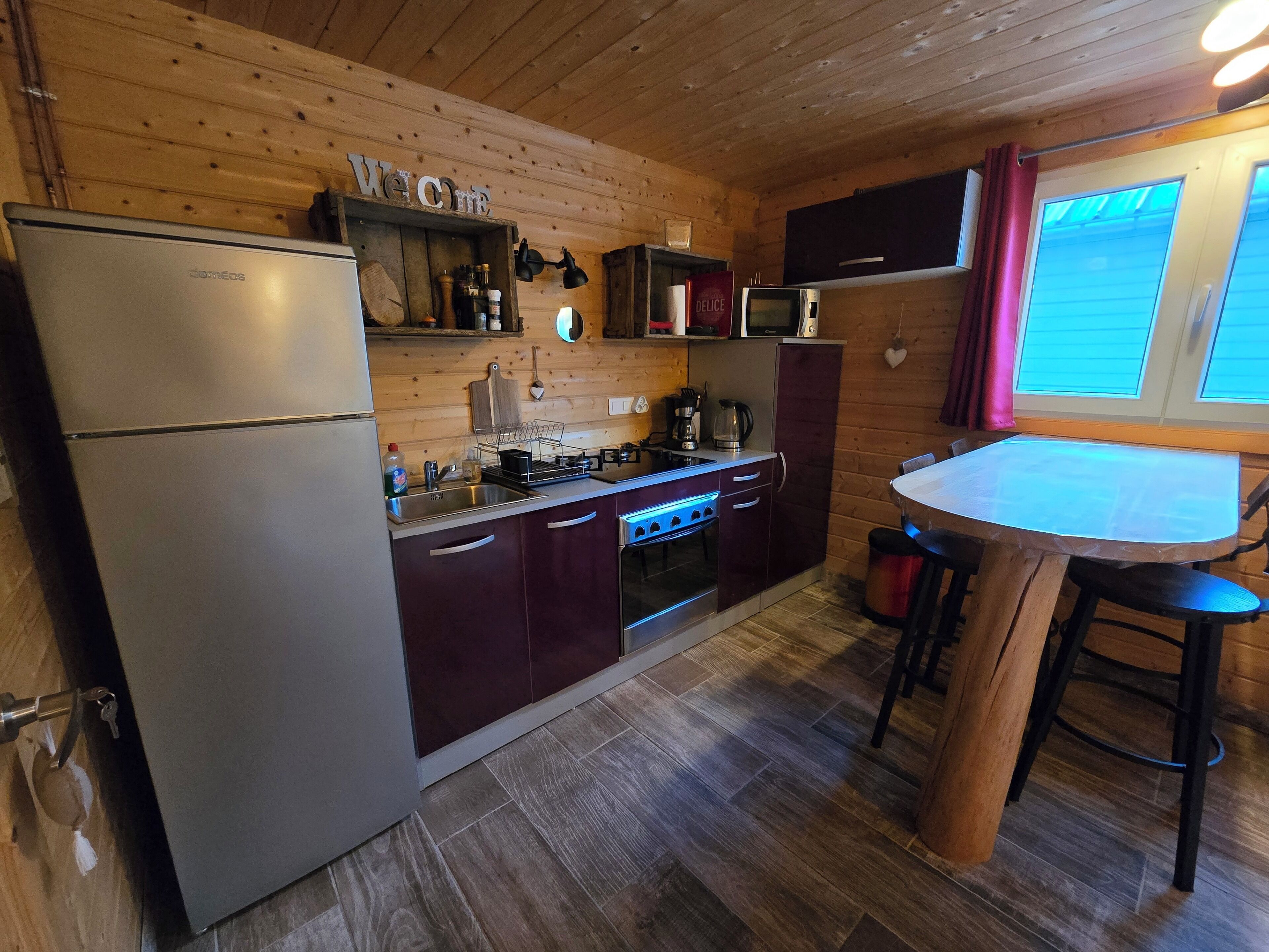 Een microgolfoven, een oven, een kookplaat