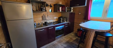 Een microgolfoven, een oven, een kookplaat