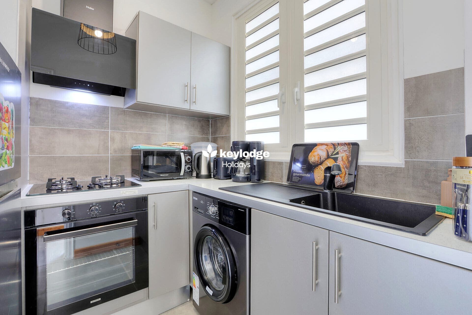 冷蔵庫、電子レンジ、オーブン、コーヒー / ティーメーカー