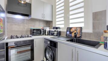 Kühlschrank, Mikrowelle, Ofen, Wasserkocher mit Kaffee-/Teezubehör