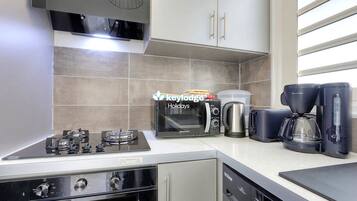 Kühlschrank, Mikrowelle, Ofen, Wasserkocher mit Kaffee-/Teezubehör