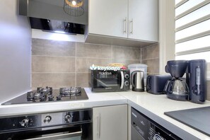 Frigorífic, microones, forn i cafetera i tetera 