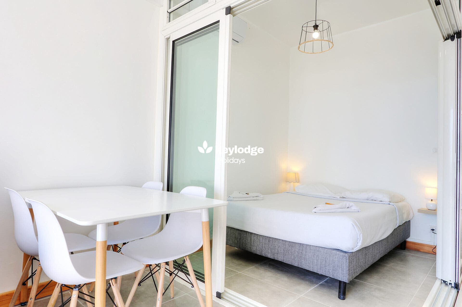 Fer et planche à repasser, Wi-Fi gratuit, draps fournis