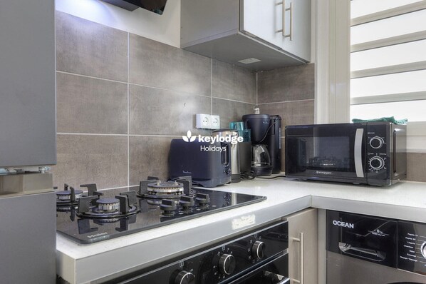 Fridge, microwave, oven, coffee/tea maker