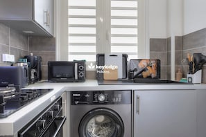 Fridge, microwave, oven, coffee/tea maker