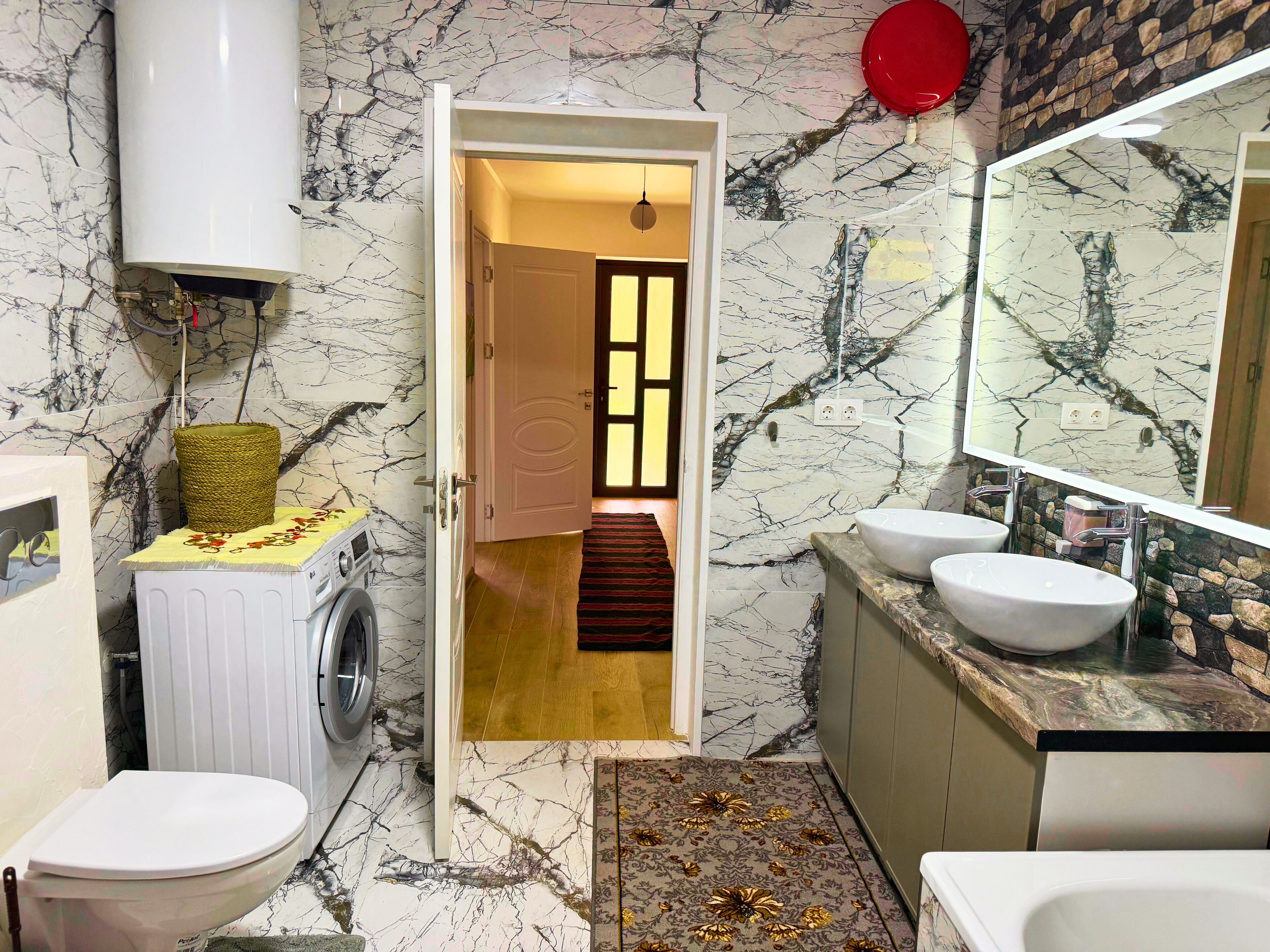 Douche, sèche-cheveux, serviettes fournies, savon