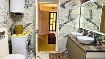 Douche, sĂšche-cheveux, serviettes fournies, savon