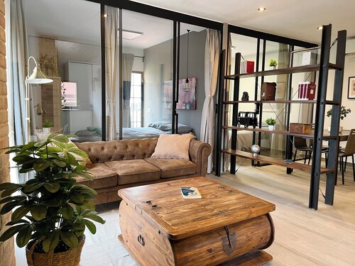 Bright boutique apartment 5 min from the subway